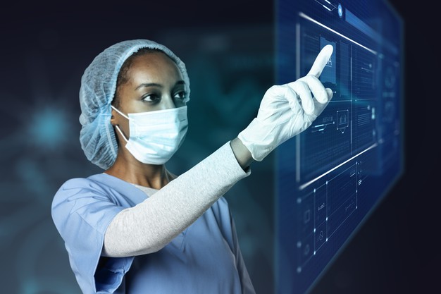 Médica usando uma tela tecnológica que remete à Inteligência Artificial